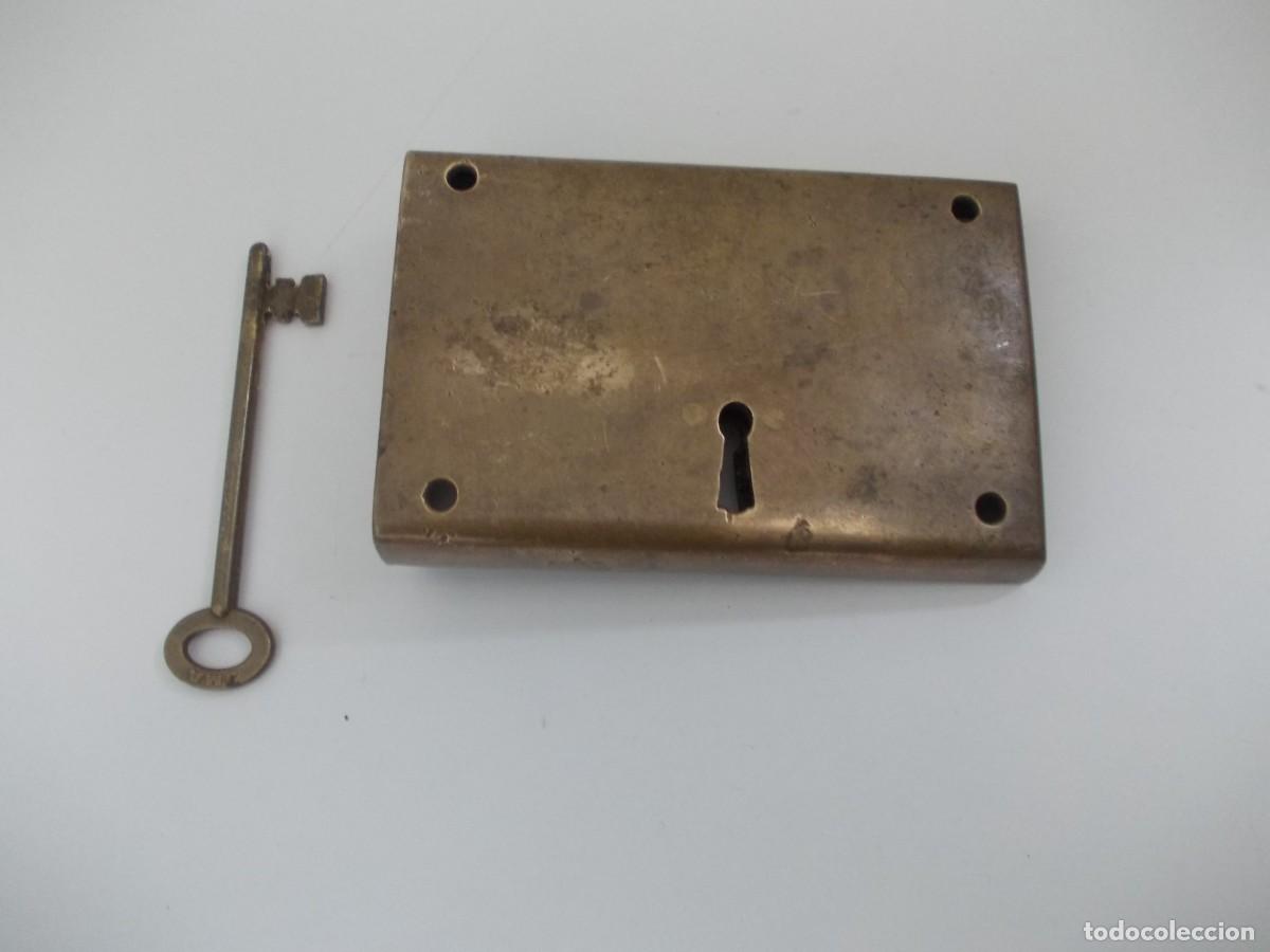 Antig&uuml;edades: Cerradura antigua con llave hierro vintage cerrojo antiguo herraje retro