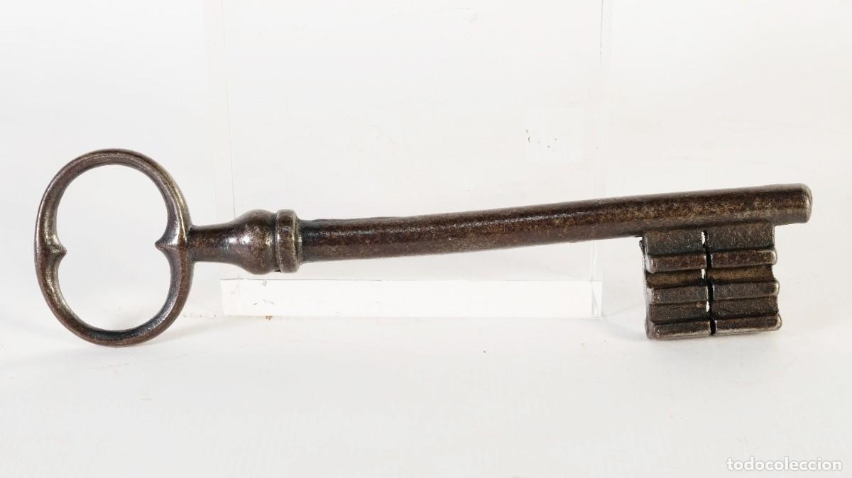 Antig&uuml;edades: ANTIGUA LLAVE EN HIERRO FORJADO SIGLO XVII