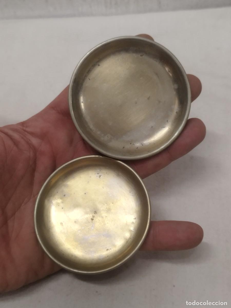 Antig&uuml;edades: Dos antiguos peque&ntilde;os platos de balanza, de bronce o lat&oacute;n. Marcajes a identificar.