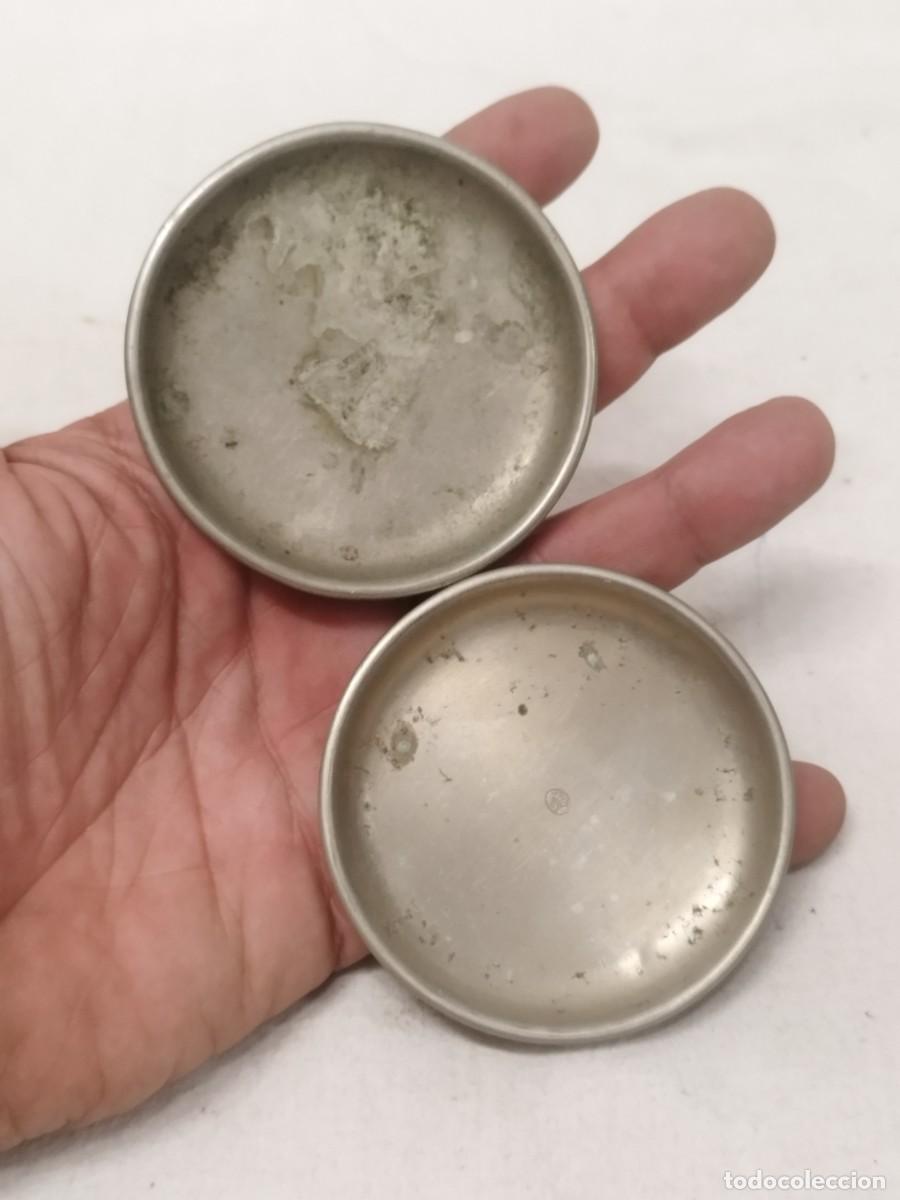 Antig&uuml;edades: Dos antiguos peque&ntilde;os platos de balanza, de bronce o lat&oacute;n. Marcajes a identificar.