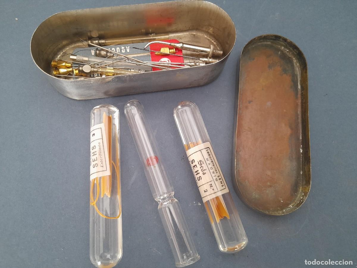 Antig&uuml;edades: caja cromada con 2 ampollas seda sehs (sutura quirurgica esteril) y agujas