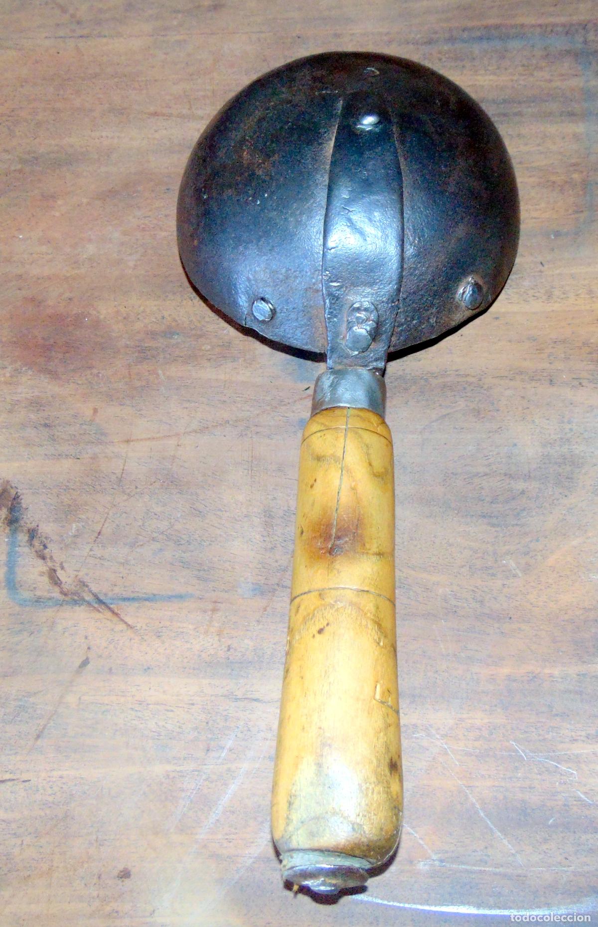 Antig&uuml;edades: BONITO Y RARO CAZO DE PLOMERO , HIERRO FORJADO Y MADERA 30 CM, SIGLO XIX