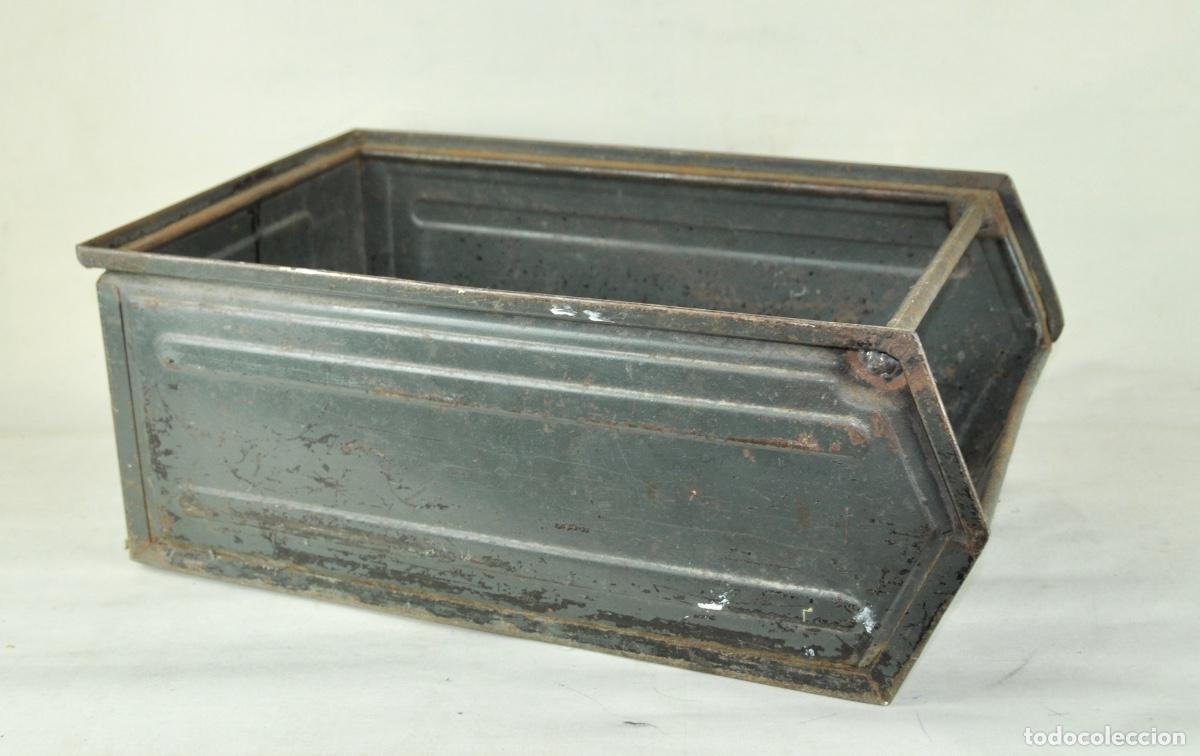 Antig&uuml;edades: Caja industrial en verde oscuro - Foto 1
