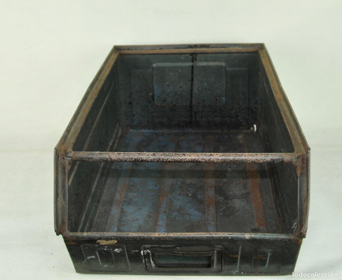 Antig&uuml;edades: Caja industrial en verde oscuro - Foto 3