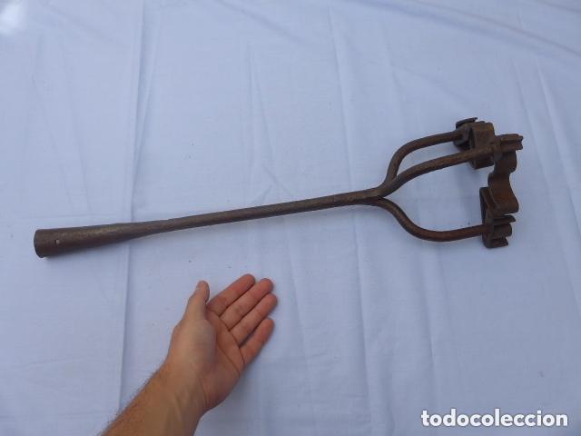 Antig&uuml;edades: Antiguo gran marcador de hierro forja de ganado de siglo XVIII, original.