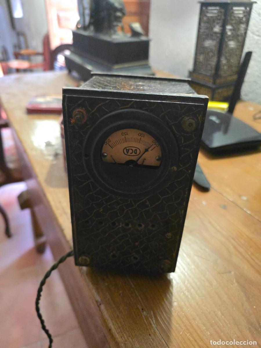 Antig&uuml;edades: volt&iacute;metro anal&oacute;gico vintage de la marca DCA con un dise&ntilde;o cl&aacute;sico y decorativo.