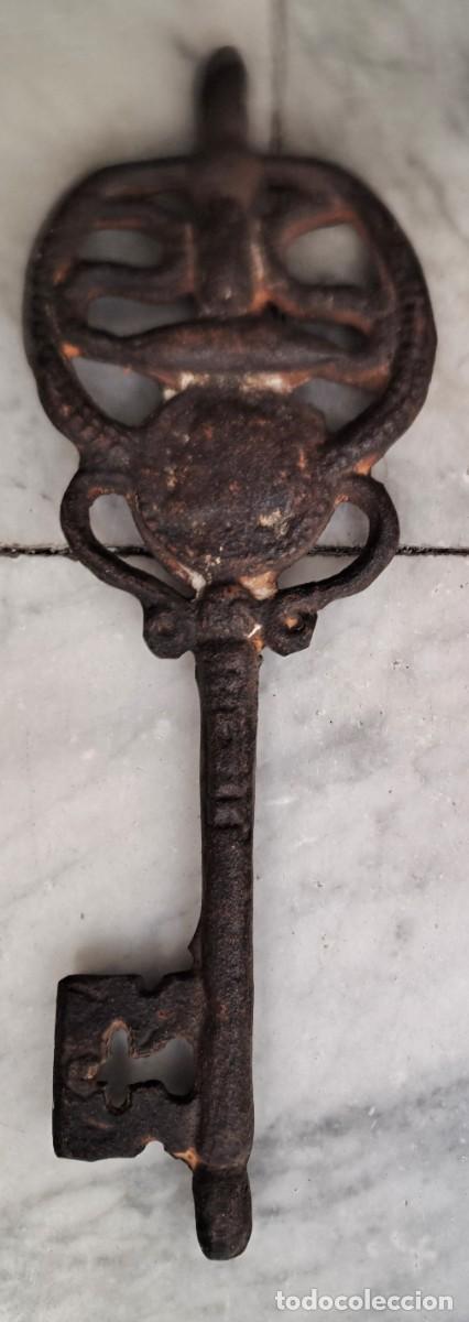 Antig&uuml;edades: LLAVE ANTIGUA GRANDE DE HIERRO PARA COLECCIONISMO O DECORACION. RASERA-01