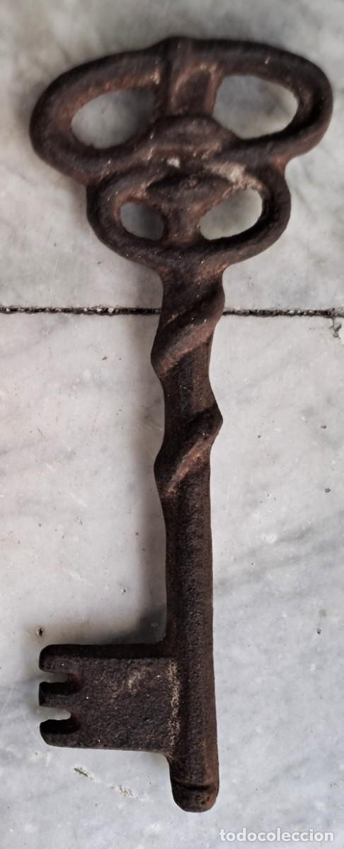 Antig&uuml;edades: LLAVE ANTIGUA GRANDE DE HIERRO PARA COLECCIONISMO O DECORACION. LLAVE-02