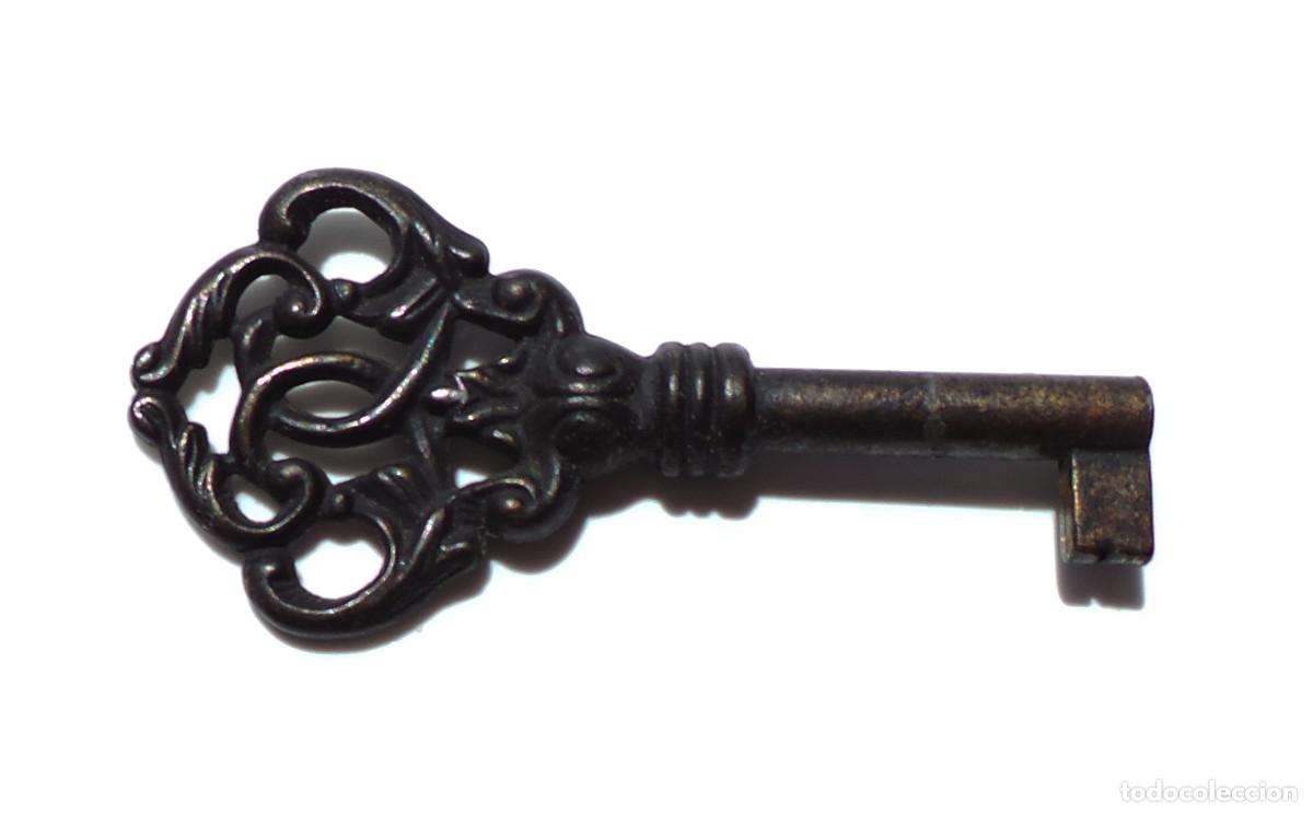 Antig&uuml;edades: LLAVE DECORATIVA DE ESTILO ANTIGUO, FABRICADA EN HIERRO FUNDIDO O SIMILAR, 7,3 CM LARGO.