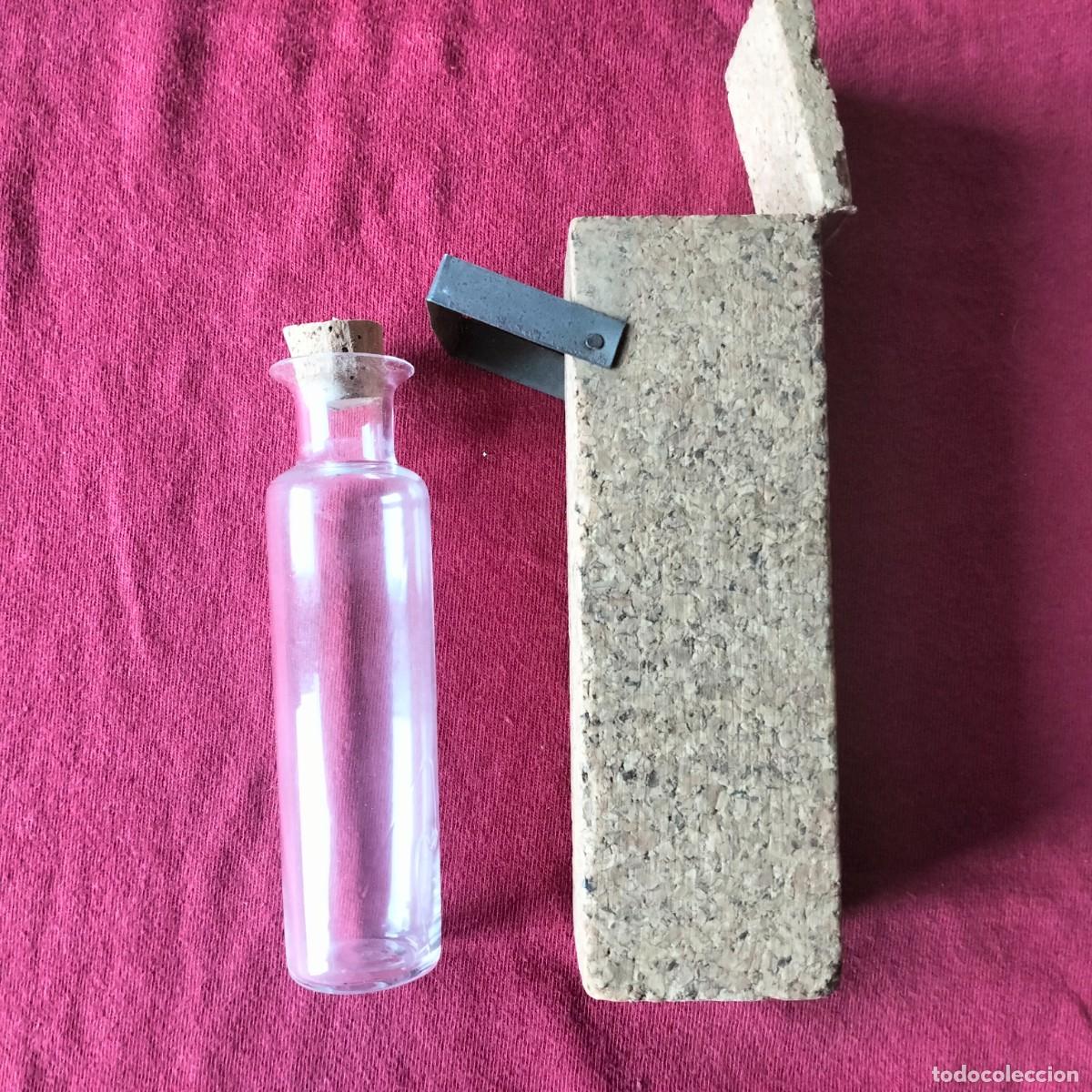 Antig&uuml;edades: CURIOSA CAJA CON BOTELLA PARA TRANSPORTE DE MUESTRAS BIOL&Oacute;GICAS. A&Ntilde;OS 30. &Uacute;NICA