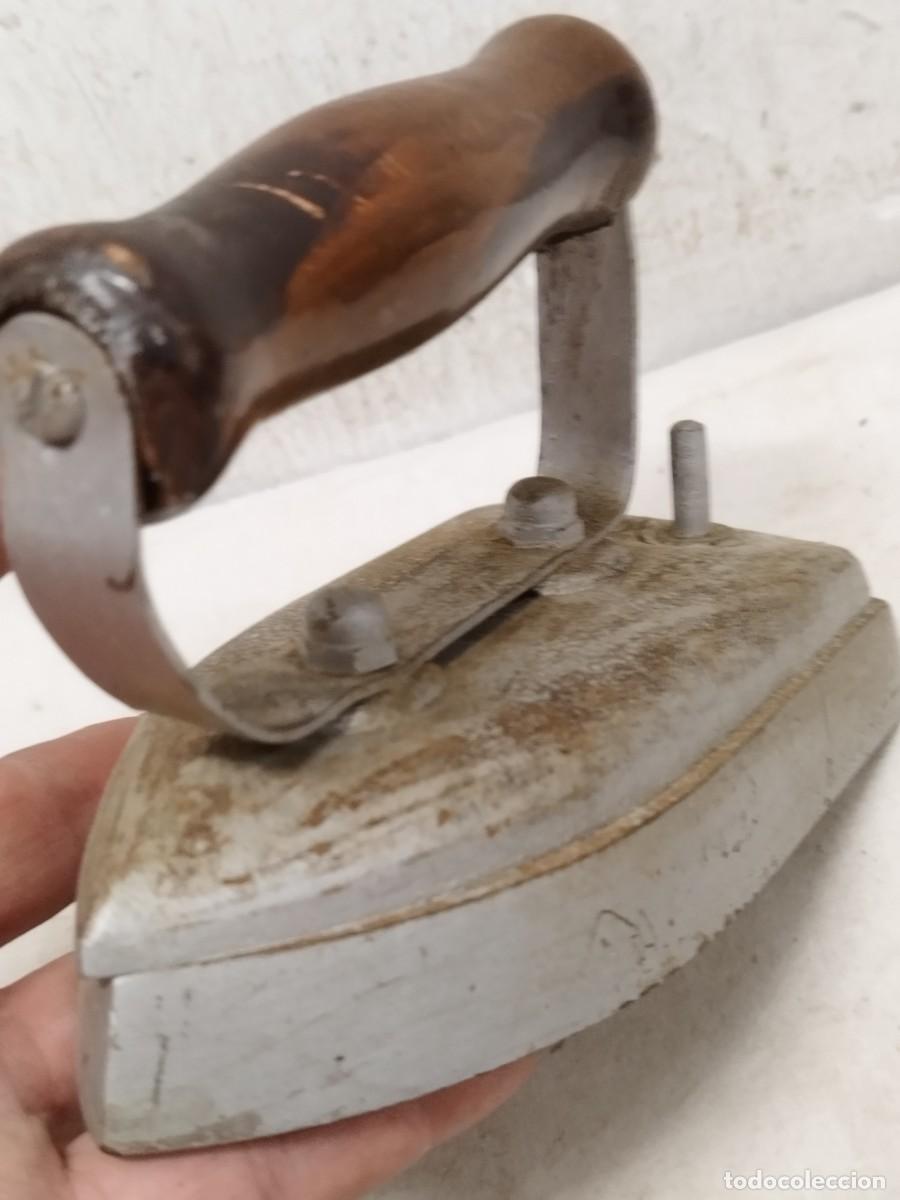 Antig&uuml;edades: Antigua plancha de hierro, para planchar la ropa. - Foto 3