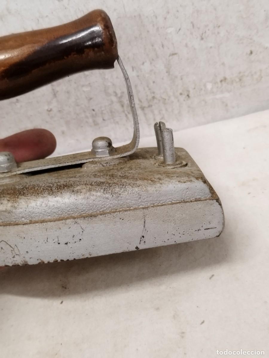 Antig&uuml;edades: Antigua plancha de hierro, para planchar la ropa. - Foto 4