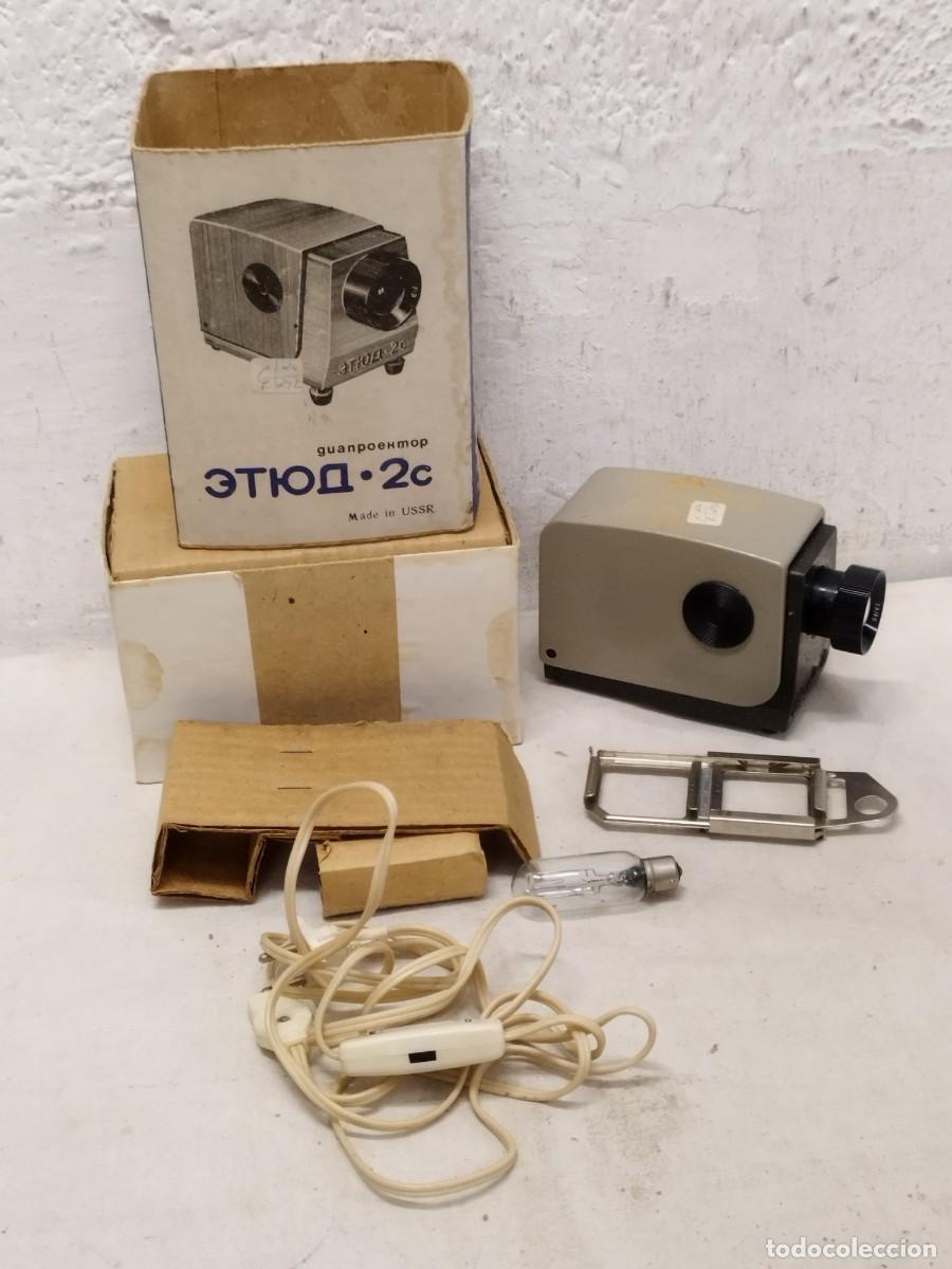 Antig&uuml;edades: Antiguo proyector de diapositivas ETUDE - 2 C. Ruos, de la URSS comunista. Sin probar.