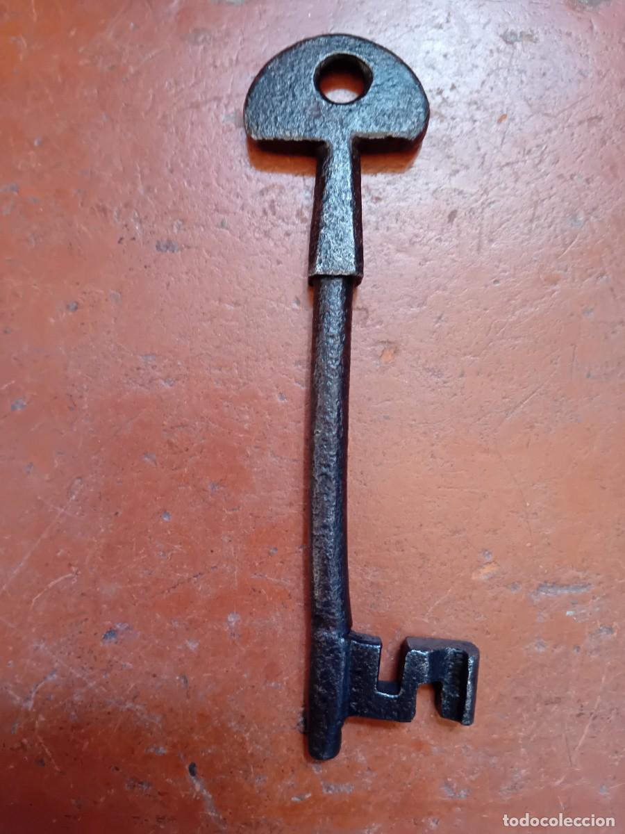 Antiques: Llave de hierro forjado transici&oacute;n del siglo XV al XVI encerada y patinada