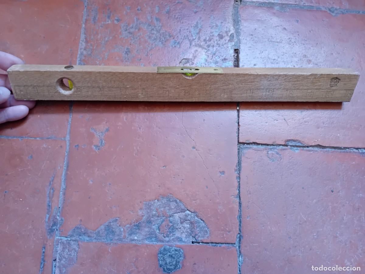 Antig&uuml;edades: Nivel marca Ega Brik de madera y lat&oacute;n