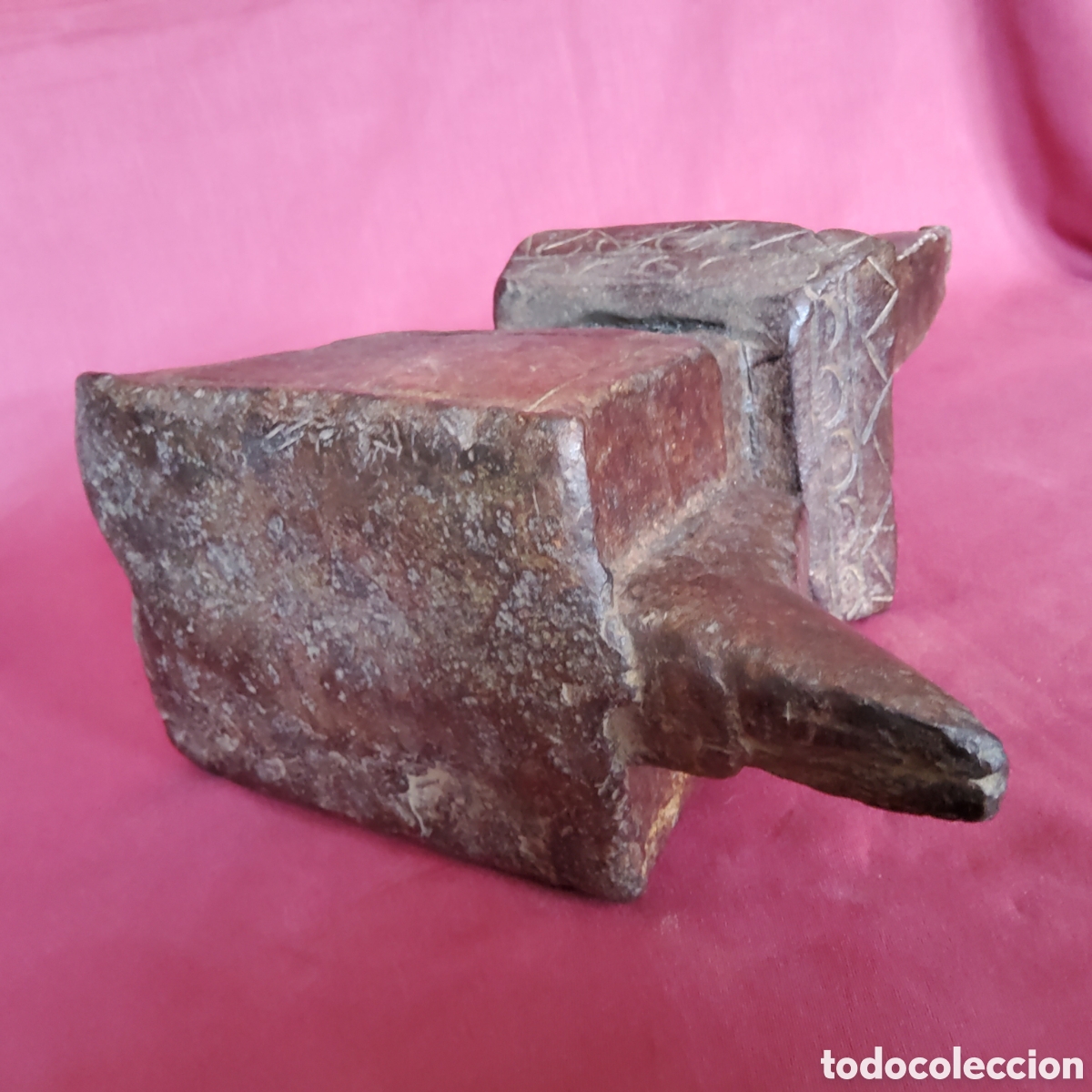 Antig&uuml;edades: ANTIGUO YUNQUE DE FRAGUA DE CERRAJERO CON BASE TRONCOC&Oacute;NICA CUADRADA Y DECORACION A CINCEL