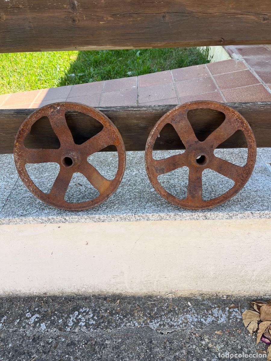 Antig&uuml;edades: Ruedas de fundici&oacute;n. Carros o carretas
