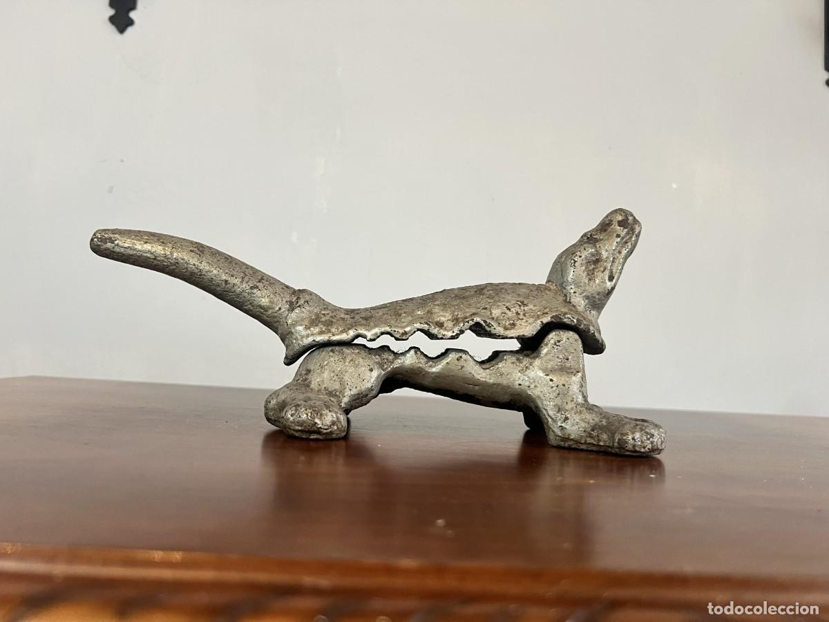 Antig&uuml;edades: Antigua prensa para tapones de farmacia en forma de cocodrilo/lagarto