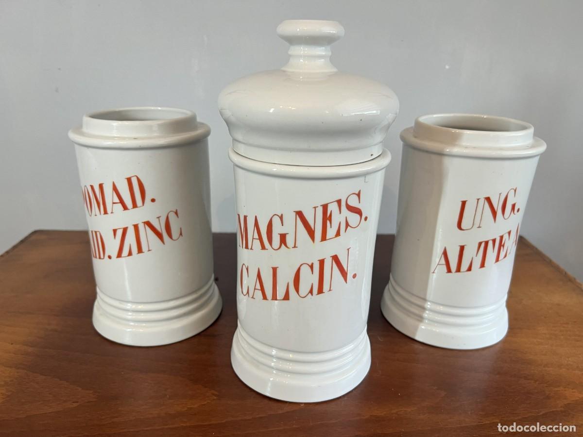 Antig&uuml;edades: 3 albarelos porcelana farmacia: Pomad Oxid Zinc, Magnes. Calcin, Ung Altea. Botamen botica antigua.