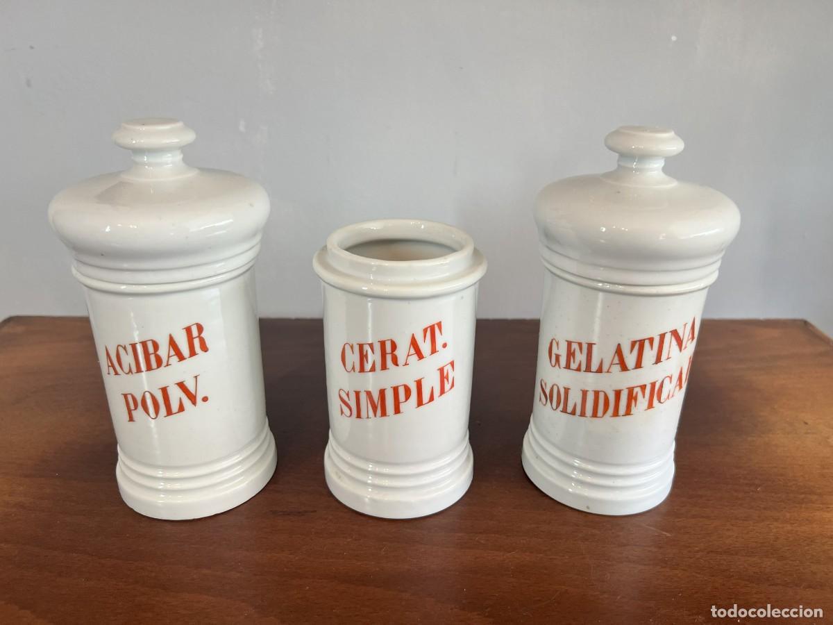 Antig&uuml;edades: Lote de 3 Antiguos Botes de Farmacia / Albarelos porcelana blanca. Botamen de botica antigua
