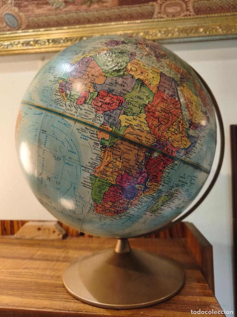 Antig&uuml;edades: Bola del mundo giratoria. Globo terr&aacute;queo en relieve World Nation. 30'5 cm de di&aacute;metro.