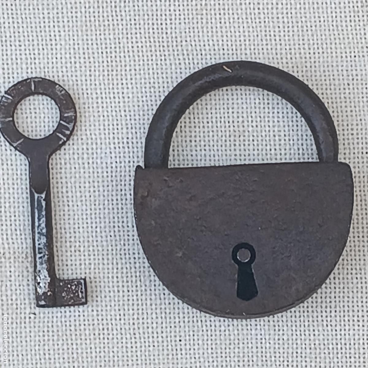 Antig&uuml;edades: CANDADO ANTIGUO CON LLAVE - FUNCIONANDO - SIGLO XIX. - Foto 2