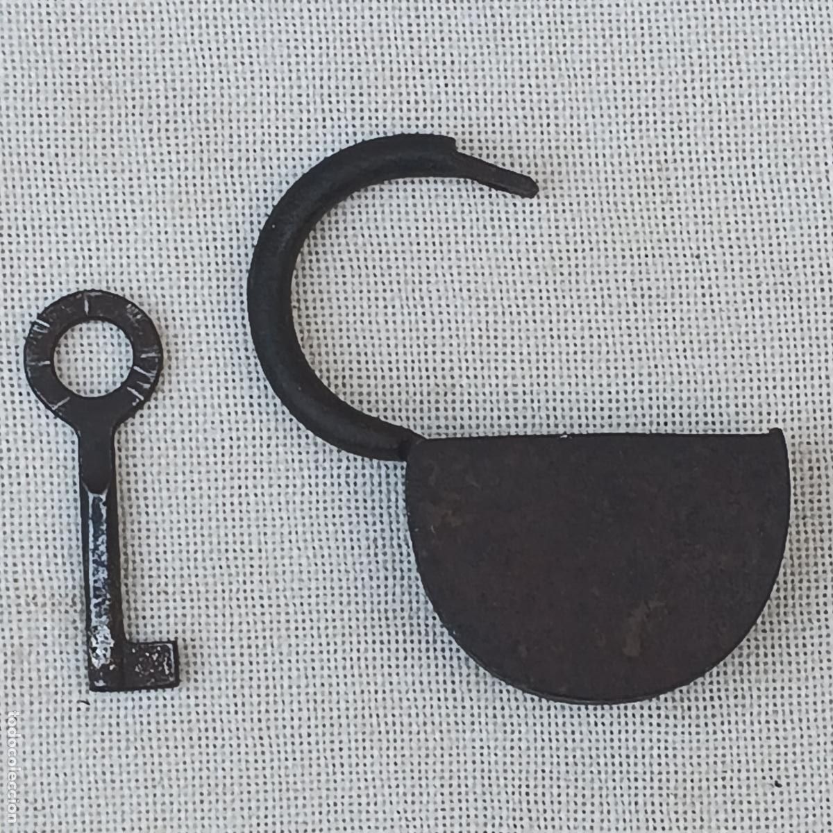 Antig&uuml;edades: CANDADO ANTIGUO CON LLAVE - FUNCIONANDO - SIGLO XIX. - Foto 3