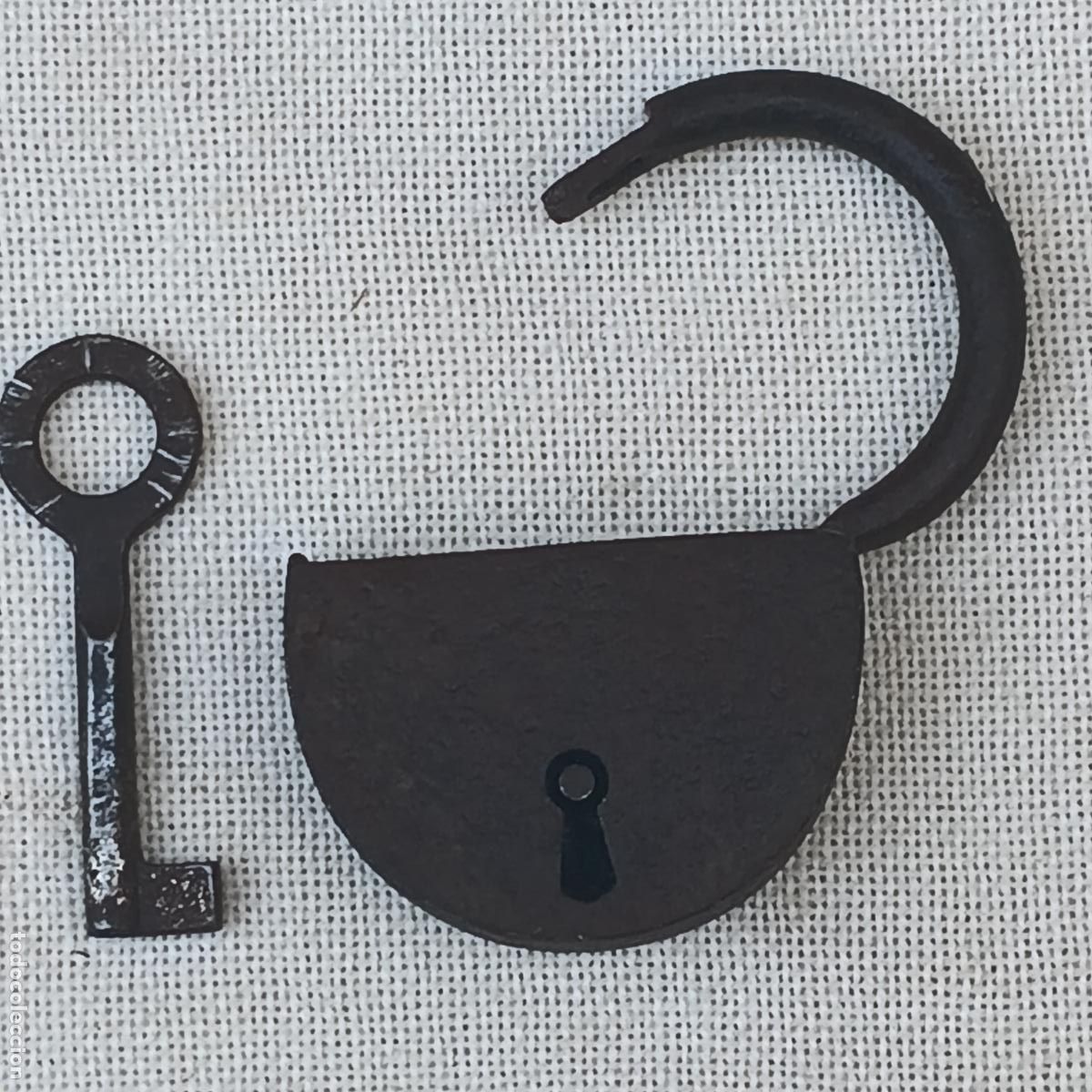 Antig&uuml;edades: CANDADO ANTIGUO CON LLAVE - FUNCIONANDO - SIGLO XIX. - Foto 4