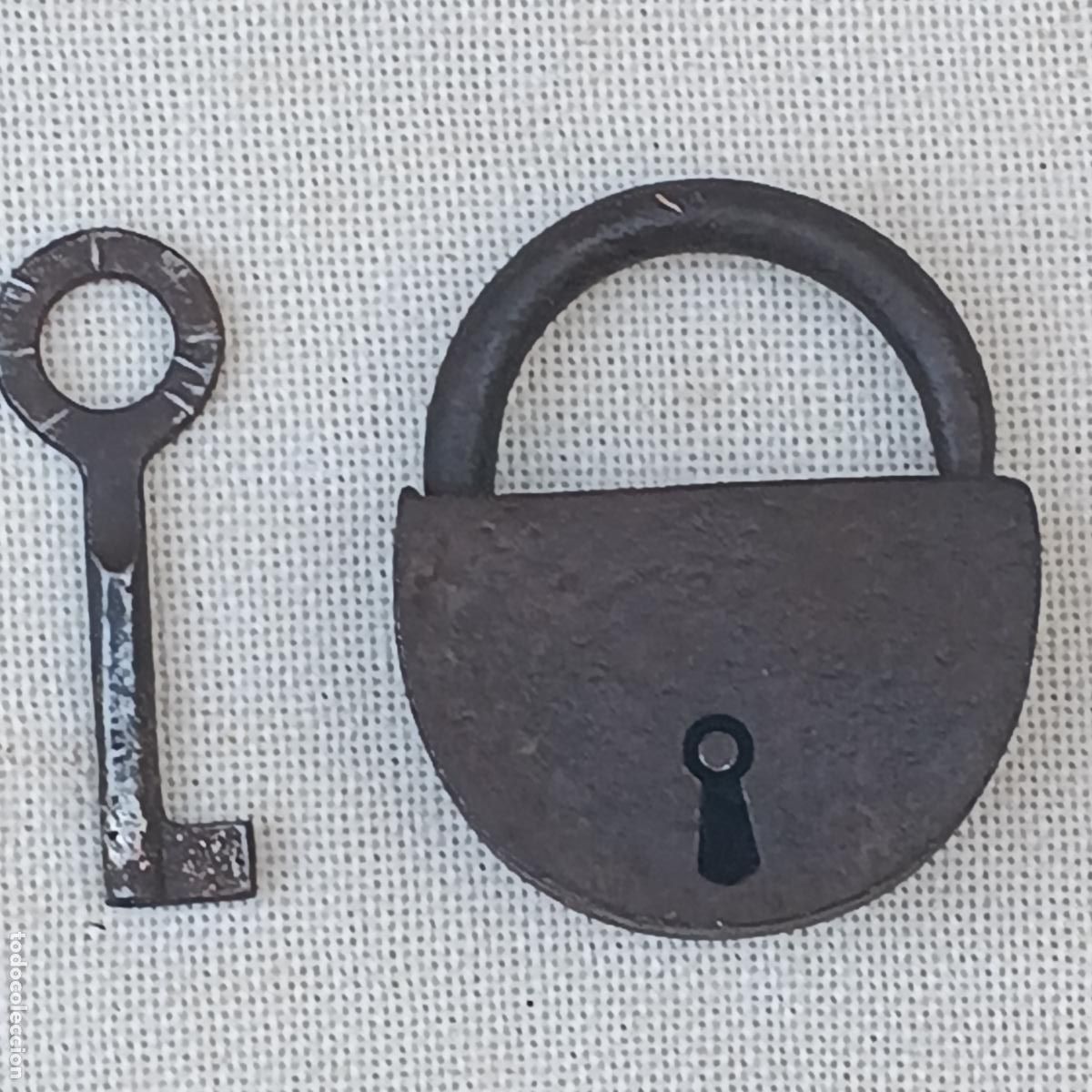 Antig&uuml;edades: CANDADO ANTIGUO CON LLAVE - FUNCIONANDO - SIGLO XIX. - Foto 5