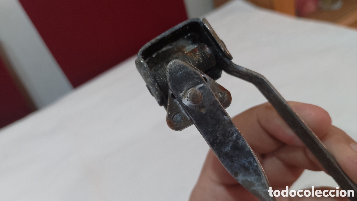 Antig&uuml;edades: Antiguo chisquero de hierro funcionando perfectamente - Foto 2
