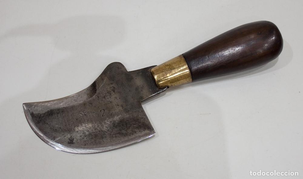 Antig&uuml;edades: ANTIGUA CUCHILLA O U&Ntilde;ETA DE GUARNICIONERO BLANCHARD.