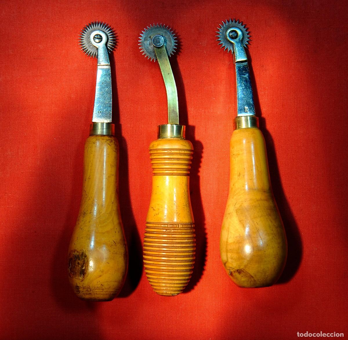 Antig&uuml;edades: Lote 3 Antiguas Ruletas francesas para Cuero-Guarnicionero Marroquinero-Boj y Laton- c.(1900-1930)
