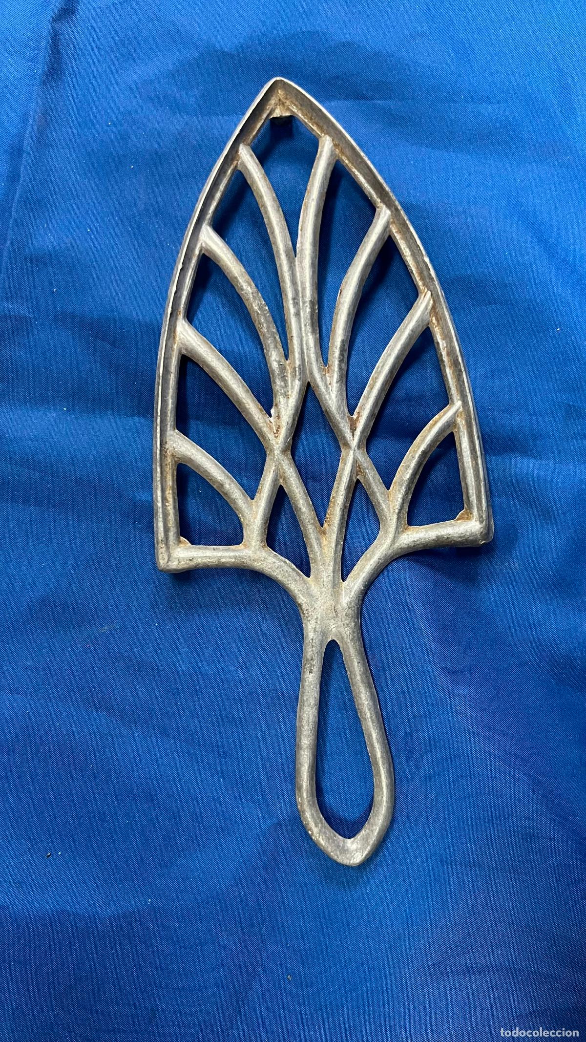 Antig&uuml;edades: ANTIGUO SALVAMANTELES O POSAPLANCHAS DE HIERRO FUNDIDO - DISE&Ntilde;O CALADO MODERNISTA / ART NOUVEAU - PI