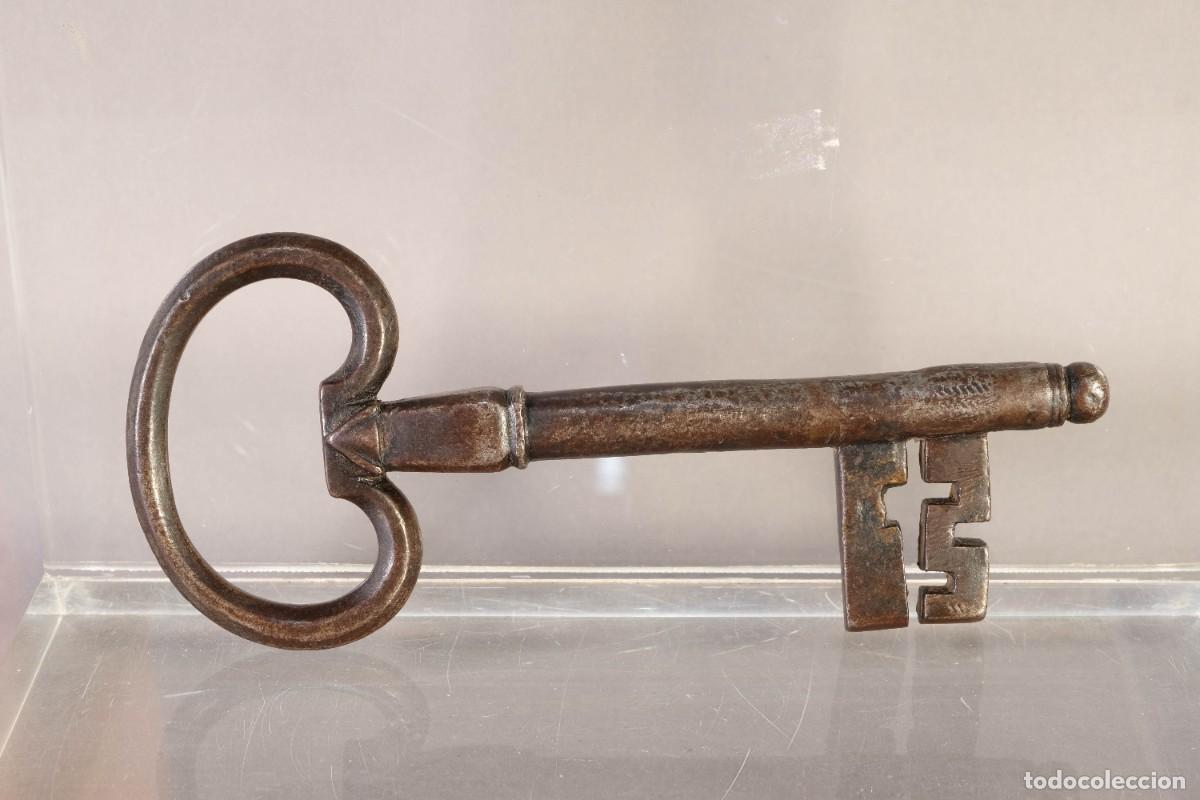 Antig&uuml;edades: ANTIGUA LLAVE EN HIERRO FORJADO SIGLO XVII