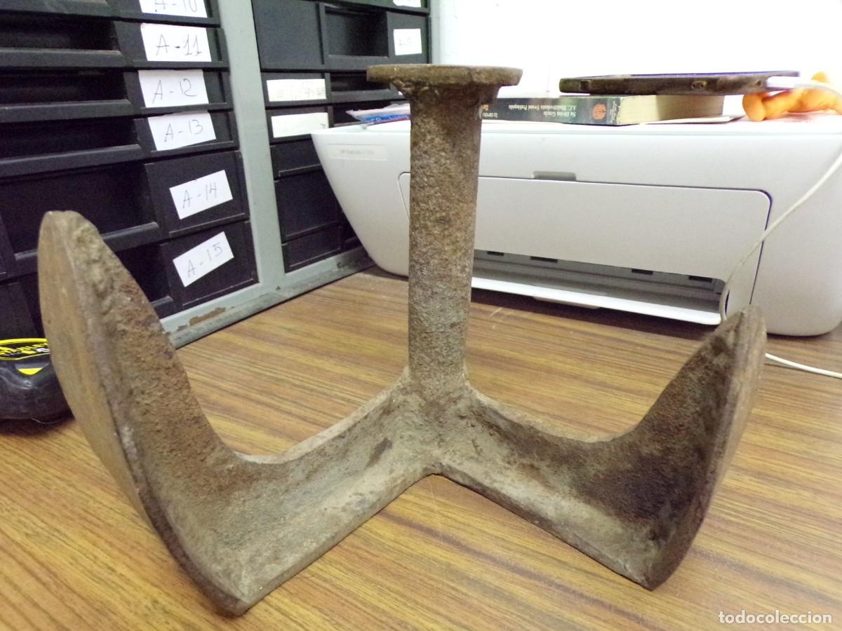 Antig&uuml;edades: ESTAMOS LIQUIDANDO. antiguo yunke de zapatero. tres pies zapatero. de hierro