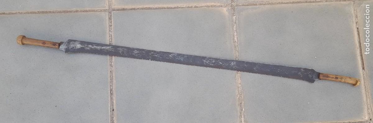 Antig&uuml;edades: antigua sierra tipo le&ntilde;ador pero peque&ntilde;a, 88cm aprox, anchura de hoja 3cm aprox