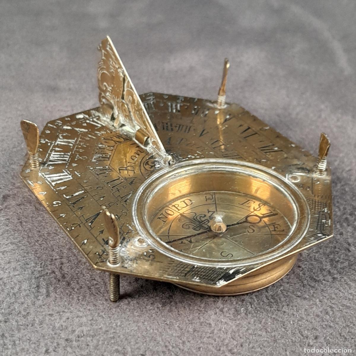 Antiquit&eacute;s: ANTIGUO RELOJ DE SOL DE BOLSILLO Y BRUJULA EN LATON. NICOLAS BION, PAR&Iacute;S,S. XVIII.