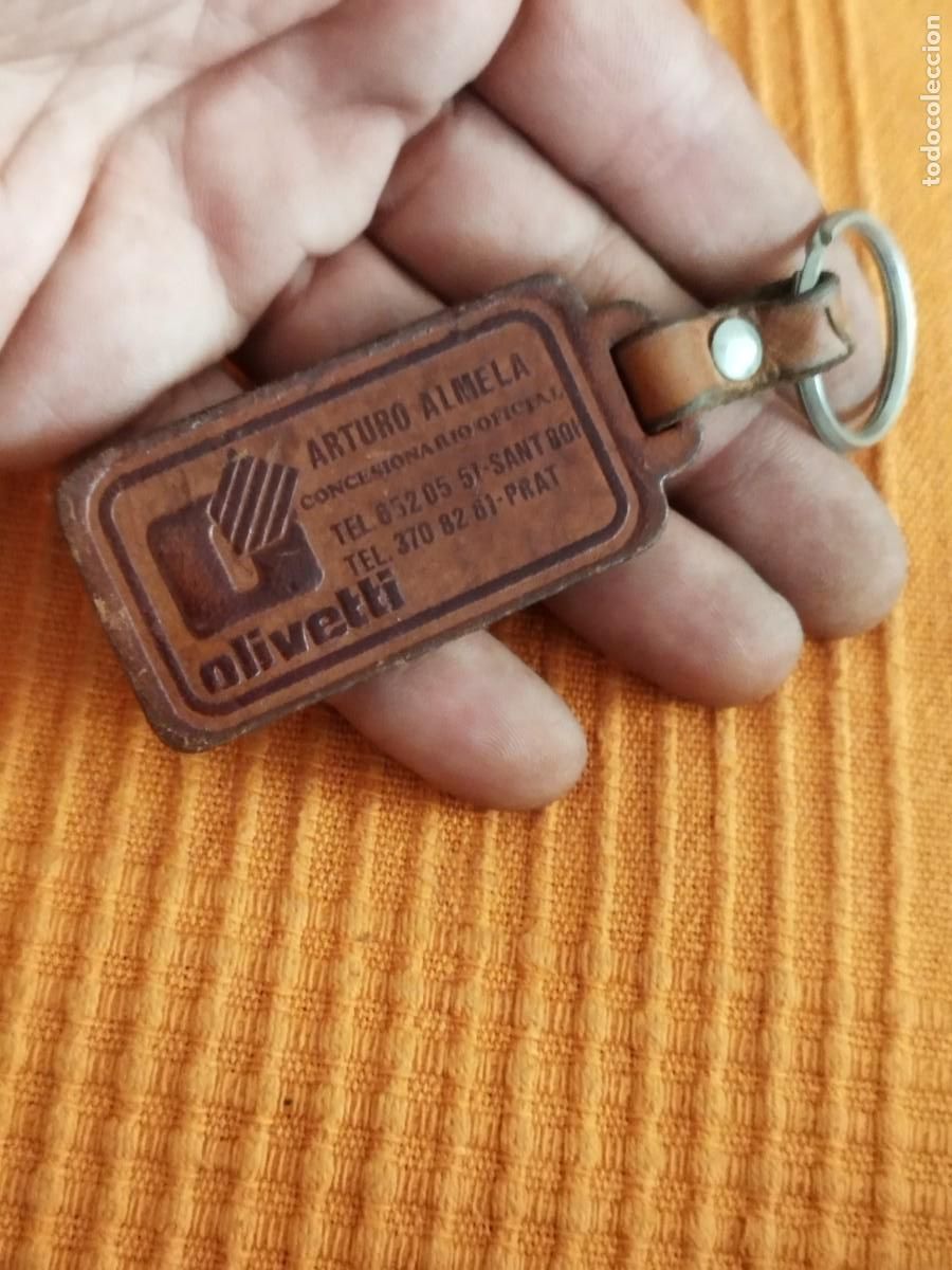 Antiques: llavero antiguo de cuero promocional Olivetti. Arturo Almela. San Boi y el Prat. Maquina de escribir