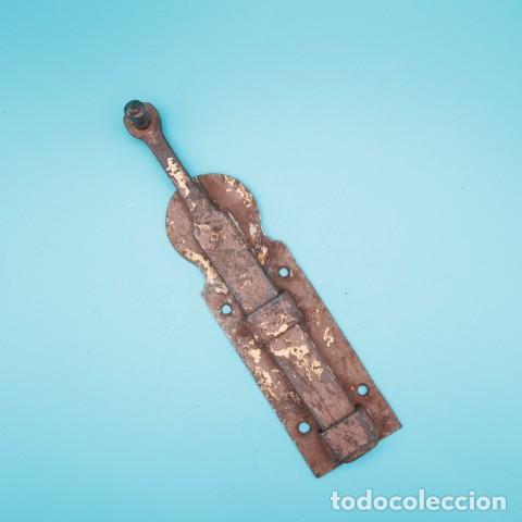 Antig&uuml;edades: Antiguo pestillo pasador de hierro forjado para puerta r&uacute;stica &ndash; Cerrojo inferior con p&aacute;tina.
