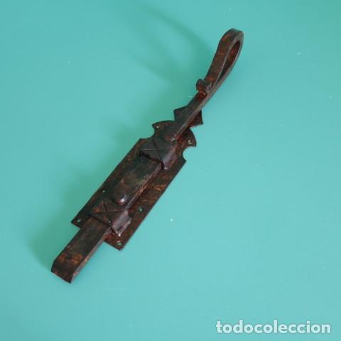 Antig&uuml;edades: Gran Pestillo Antiguo de Hierro Forjado 46 cm &ndash; Pasador para Port&oacute;n o Puerta R&uacute;stica &ndash; Siglo XIX