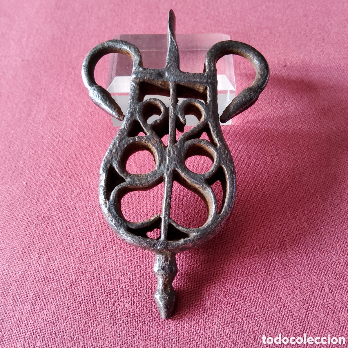 Antig&uuml;edades: ANTIGUO TIRADOR DE HIERRO FORJADO SIGLOS XVI-XVII