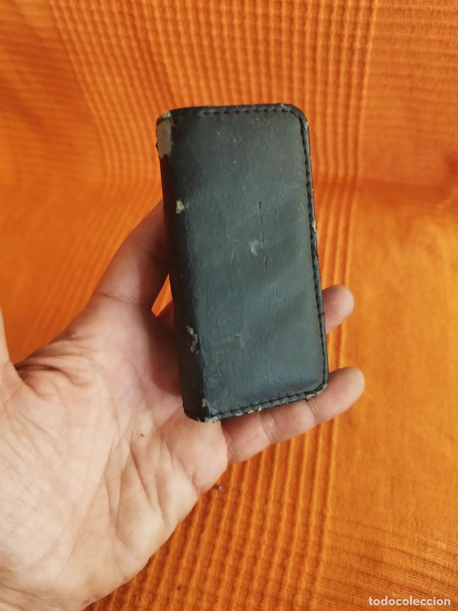 Tel&eacute;fonos: Funda para tel&eacute;fono m&oacute;vil, a identificar. Para colgar cintur&oacute;n.