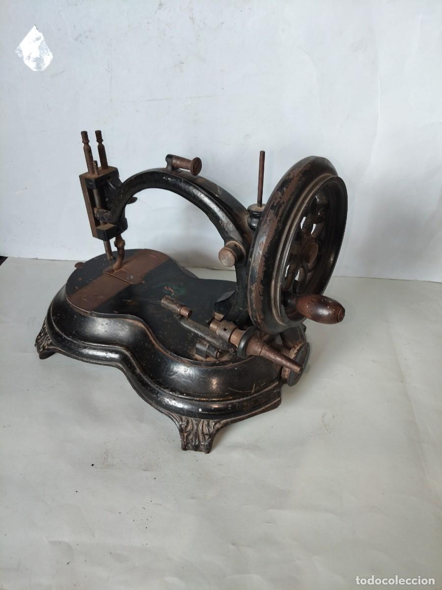 Antig&uuml;edades: Antigua m&aacute;quina de coser. Alemana aprox 1870