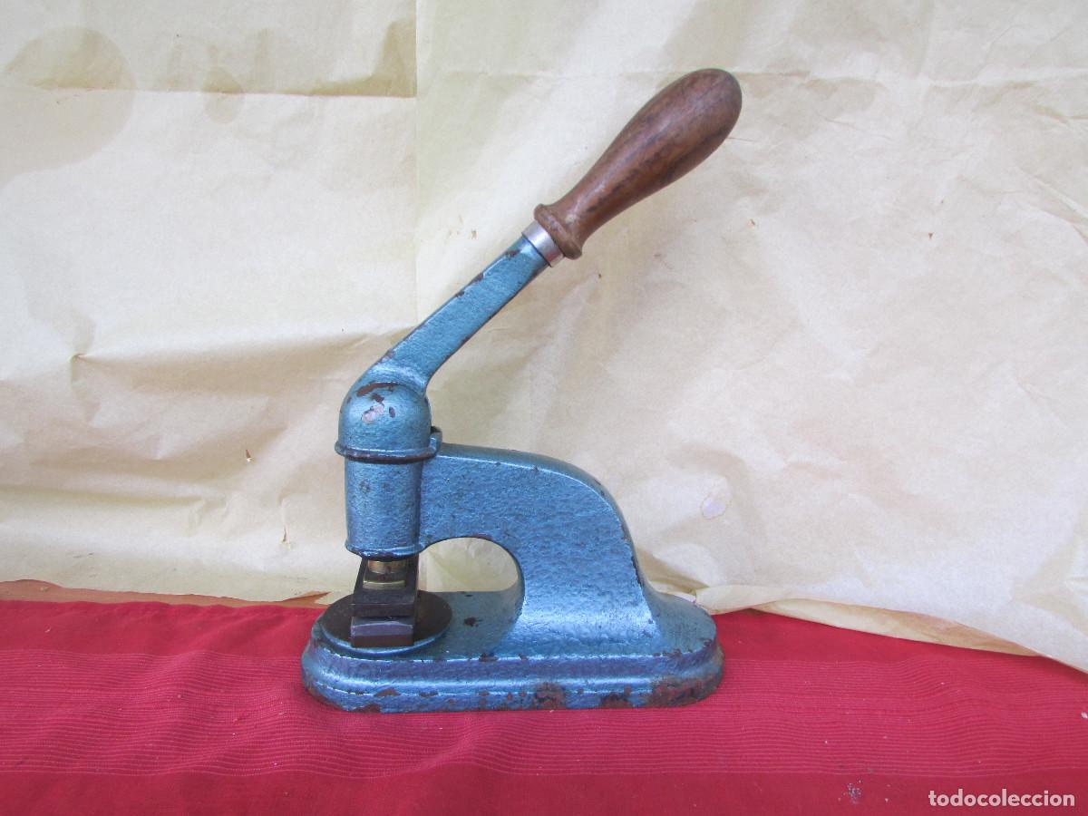 Antig&uuml;edades: PRENSA PARA IMPRIMIR UN SELLO SECO en HIERRO y MADERA . De un ABOGADO a&ntilde;o 1940.Pesa 4 kg