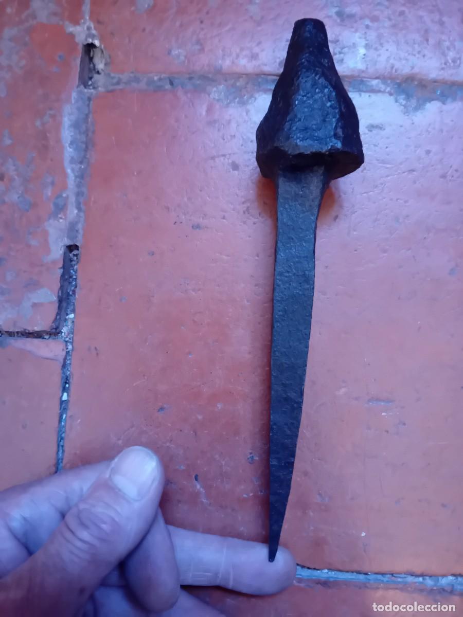 Antig&uuml;edades: Clavo de hierro forjado transici&oacute;n del siglo XV al XVI encerado y patinado