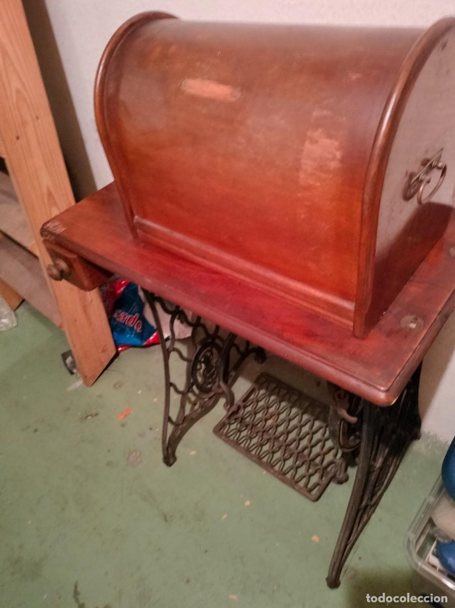 Antig&uuml;edades: M&Aacute;QUINA DE COSER SINGER DECORADA CON SU MUEBLE ORIGINAL Y CAJ&Oacute;N PROTECTOR. A PEDAL. PRINC. XX
