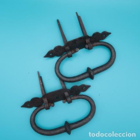 Antig&uuml;edades: Pareja de asas de hierro forjado con placas decorativas y v&aacute;stagos originales &ndash; Tiradores para bargu