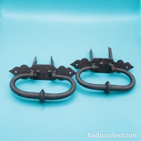 Antig&uuml;edades: Pareja de asas de hierro forjado con placas decorativas y v&aacute;stagos originales &ndash; para bargue&ntilde;os etc