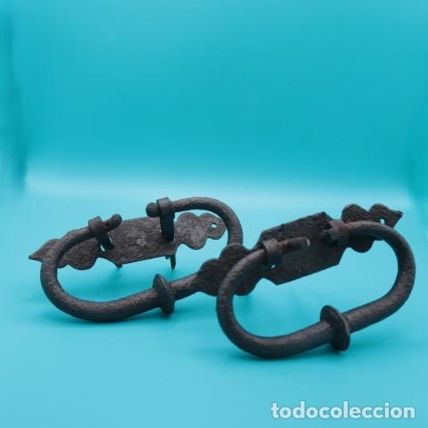 Antig&uuml;edades: Pareja de asas de hierro forjado con placas decorativas y v&aacute;stagos originales &ndash; para bargue&ntilde;os