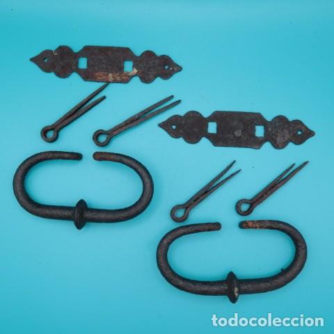 Antig&uuml;edades: Pareja de asas de hierro forjado con placas decorativas y v&aacute;stagos originales &ndash; para bargue&ntilde;os etc